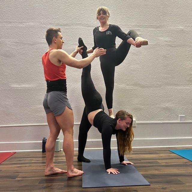 Stephanie’s Contortion workshop on sequencing was freaking fantastic! The second day featured, a lot of teamwork, makes the dream work feels. 💸 Here we have Lydia standing on coach with help of visiting student, Marc. 💕

@marcbmyron 
@stephaniecadd 
@lydiajaay 

More photos coming soon! 🧞