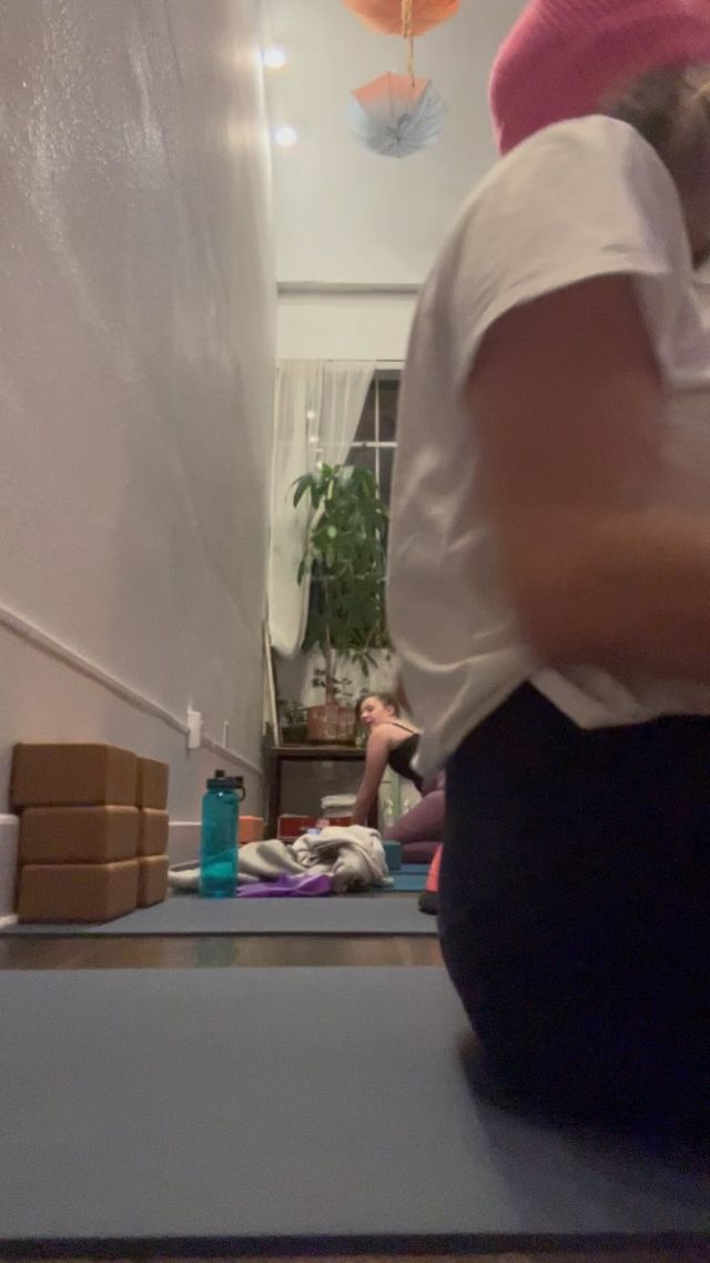 Loving this chest stand practice with Coach Lucy. 💕 Did you know we have a BRAND new Intro to Contortion class starting up with Coach Erika tomorrow, Friday 10-11:30am?!

AND for our youth, Coach Lucy will be teaching an Intro to Contortion class on Fridays 5-6:30 PM for ages 11-18. Both of these classes are ran as 8 week series and also open to drop ins. ❣️

For any questions, please call 509-991-8877 or simply register on our website www.afterglowaerialarts.com

Yay for contortion! Our happy place! ✨

Video of @jolene_dickerson 
Spotting @lucyp1ckering 
Hello Friday morning coach @whitefawnxoxo